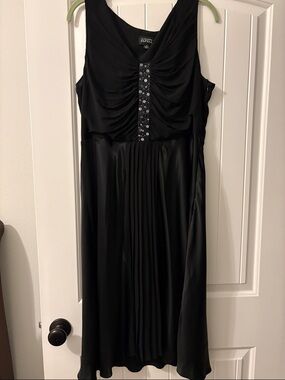 Adrianna Papell Black Sleeveless Embellished V-Neck Midi Dress